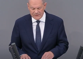 Germania, il cancelliere Scholz parla di sicurezza dopo gli attentati di Mannheim: “Rimpatrieremo i criminali e combatteremo il terrorismo. L’AfD? Amici di Putin” | VIDEO