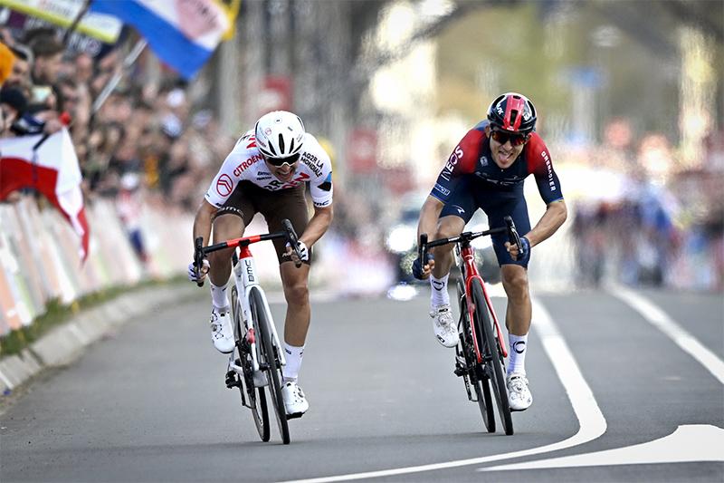 Amstel Gold Race 2022: vince Kwiatkowski davanti a Cosnefroy