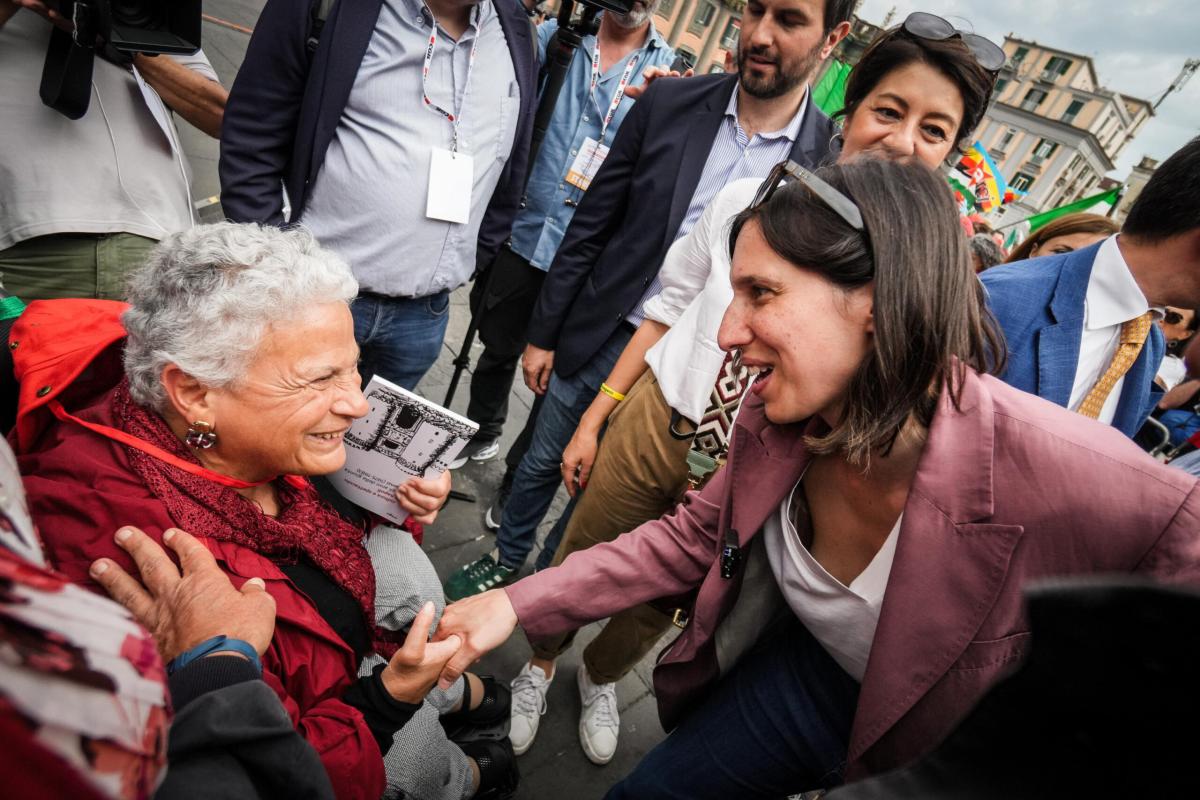 Duello Schlein-Meloni, da Siena la segretaria Pd attacca ancora la premier: “Regina di austerità, cancella le libertà delle persone”