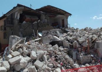 L’Aquila, 15 anni fa il terremoto che provocò 309 vittime: la città ricorda la tragedia con un fascio di luce