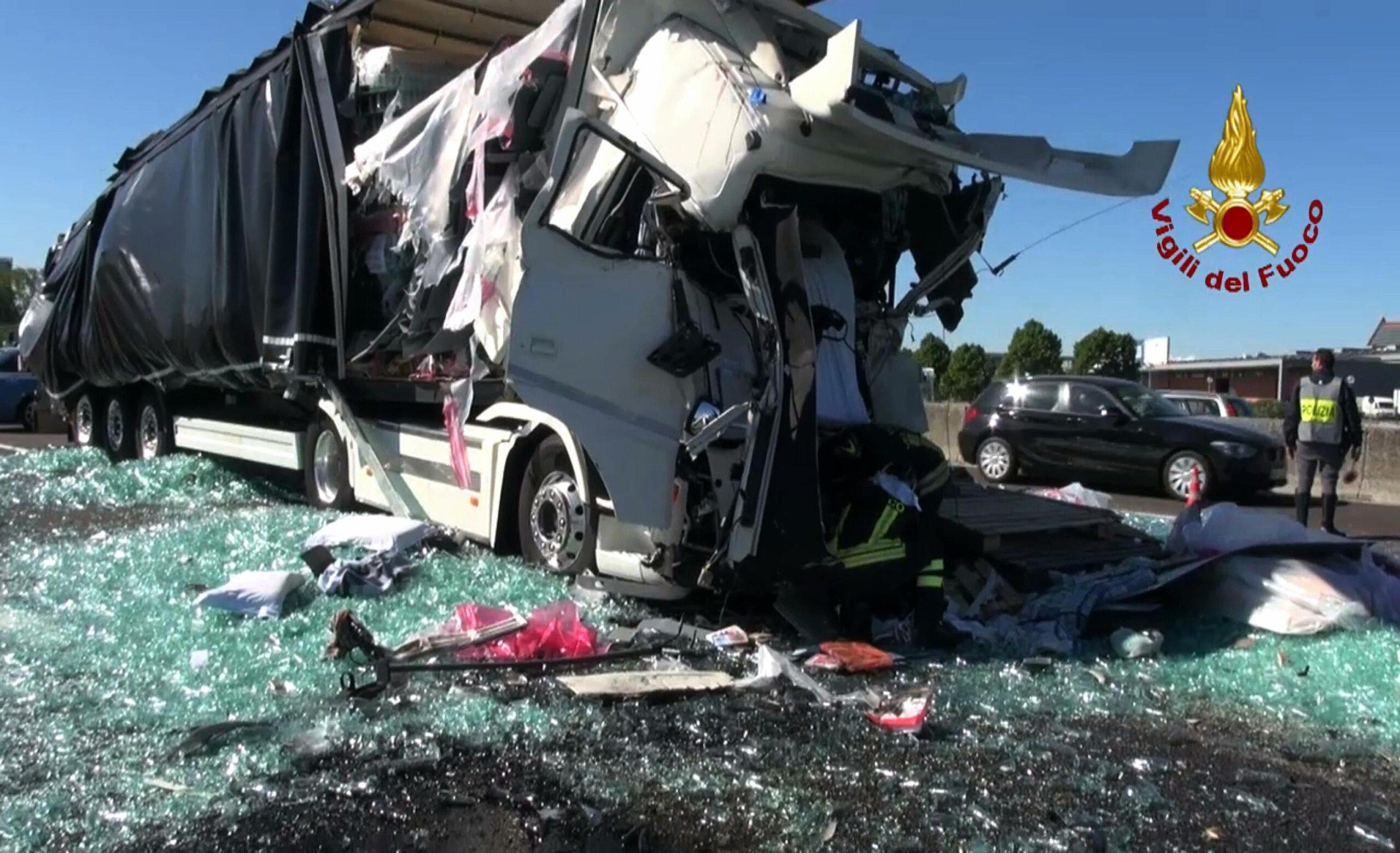 Incidente sulla A22 oggi: nello scontro sono coinvolti due mezzi pesanti, traffico bloccato sull’autostrada del Brennero