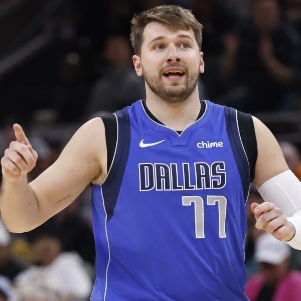 NBA, Doncic ne mette 47 e fa due canestri irreali. Uno con il cubo del tabellone | VIDEO