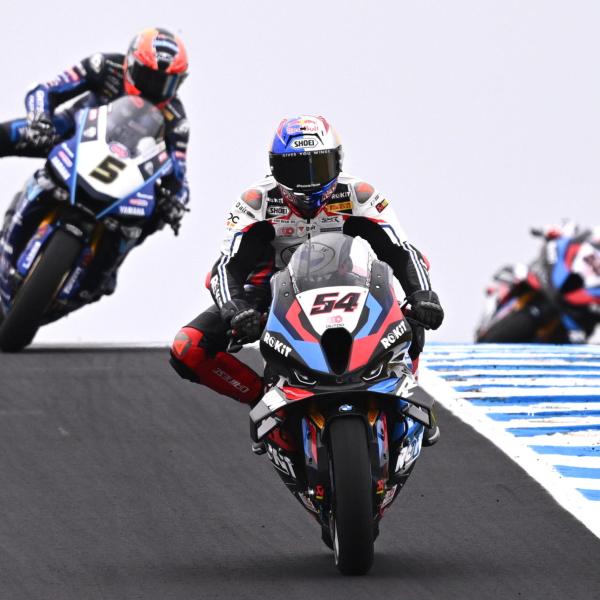 Superbike, Razgatlioglu vince Gara 2 e cala il tris a Donington