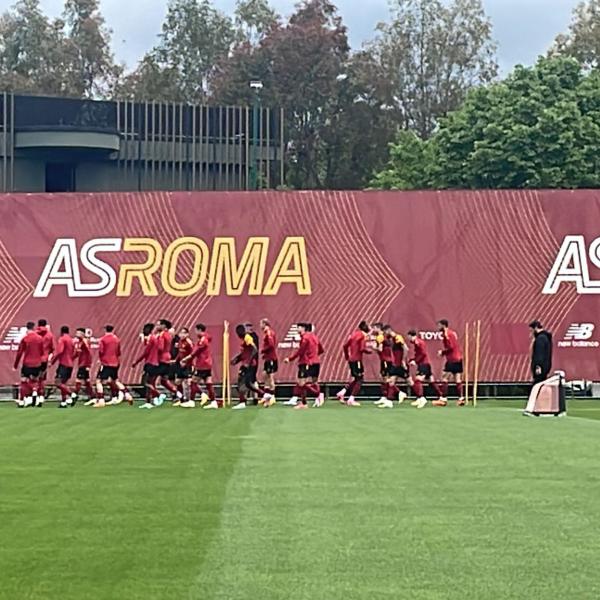 Bayer Leverkusen-Roma allenamento della vigilia, Dybala e Smalling sorridenti in gruppo | VIDEO