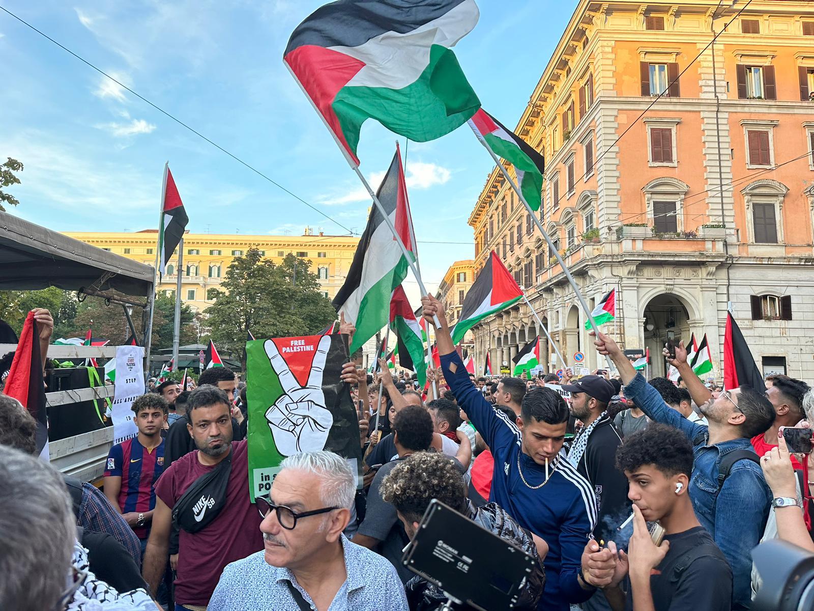 Roma, manifestazione a sostegno della Palestina: scontri tra studenti e polizia | FOTO E VIDEO