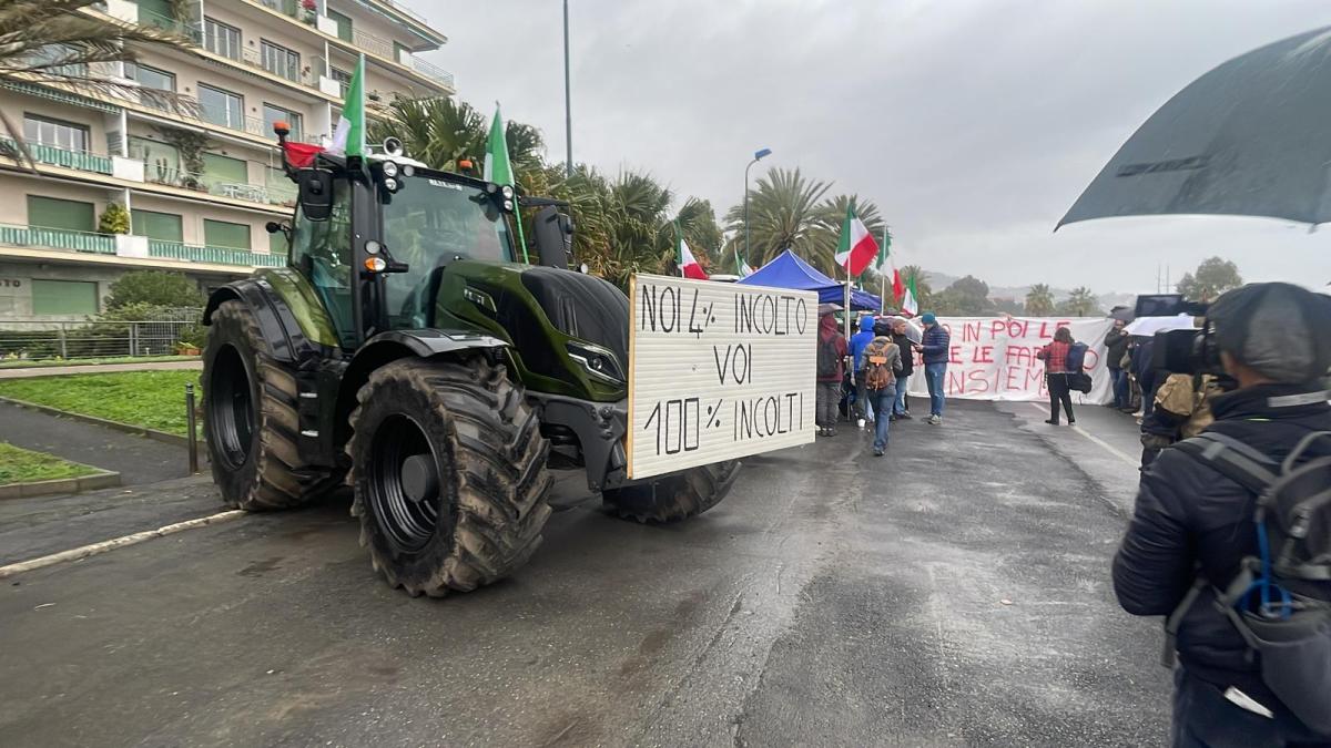 Protesta trattori a Sanremo, gli agricoltori: “Ecco il nostro comunicato”. I vertici Rai: “Non abbiamo ricevuto nulla”| VIDEO