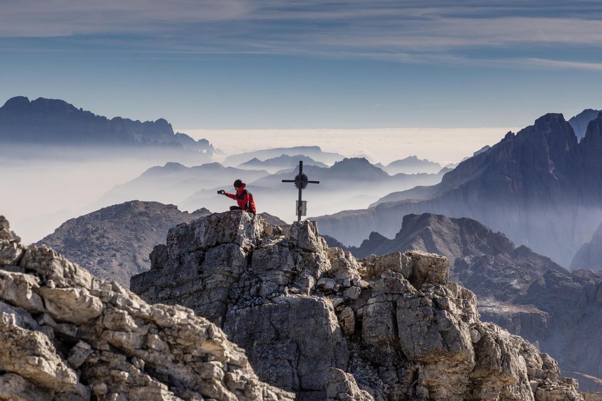 Stop alle croci di vetta in montagna: ed è polemica. Santanchè: “Ba…