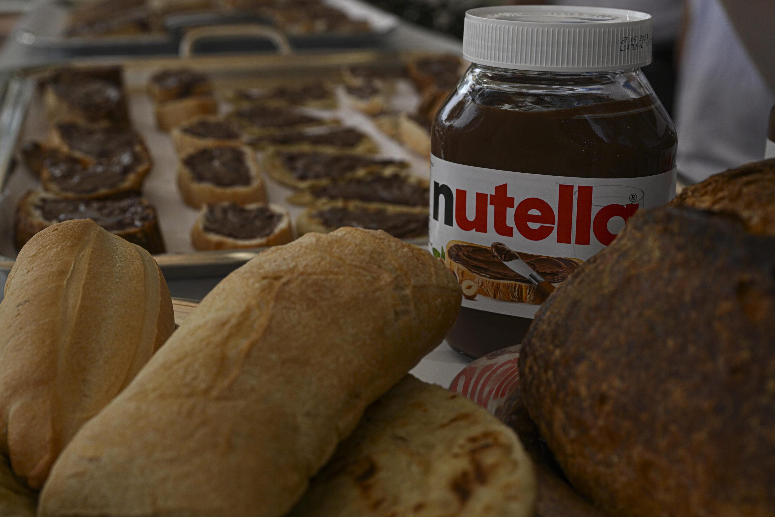 Ferrero colpisce ancora, ecco la Nutella vegana: ceci e sciroppo di riso al posto del latte. Sui social: “La plant-based identica alla classica”