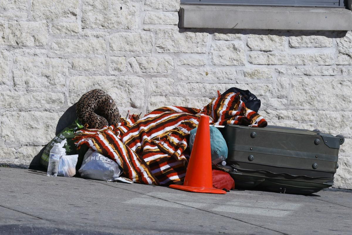 Sarzana, clochard picchiato con una spranga: spuntano i video della sorveglianza