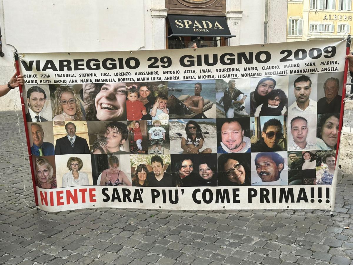 Strage di Viareggio, la protesta dei familiari delle vittime a Montecitorio: “Per il dolore non c’è prescrizione, pretendiamo giustizia” | VIDEO