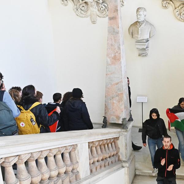 Torino scontri tra studenti e polizia: feriti 2 manifestanti e 7 agenti durante il corteo pro Palestina