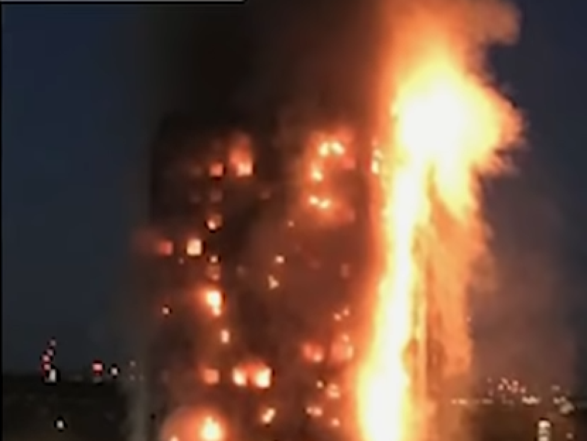 Gran Bretagna, l’incendio della Grenfell Tower di Londra del 2017 poteva essere evitato? Cosa dice il rapporto finale sulla strage | FOTO