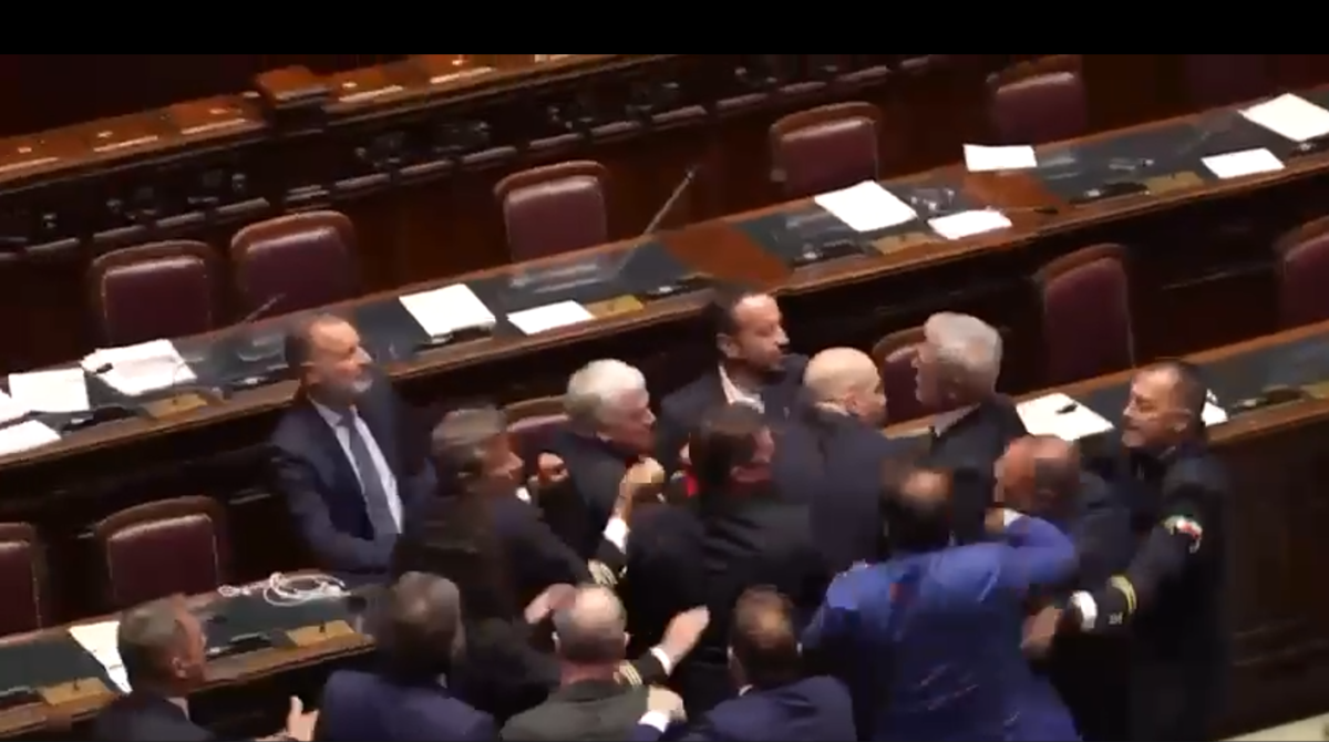 Autonomia, in aula volano gli stracci e le mani: Iezzi (Lega) aggredisce Donno (M5S). Le opposizioni: “Questi sono metodi da squadracce”| VIDEO