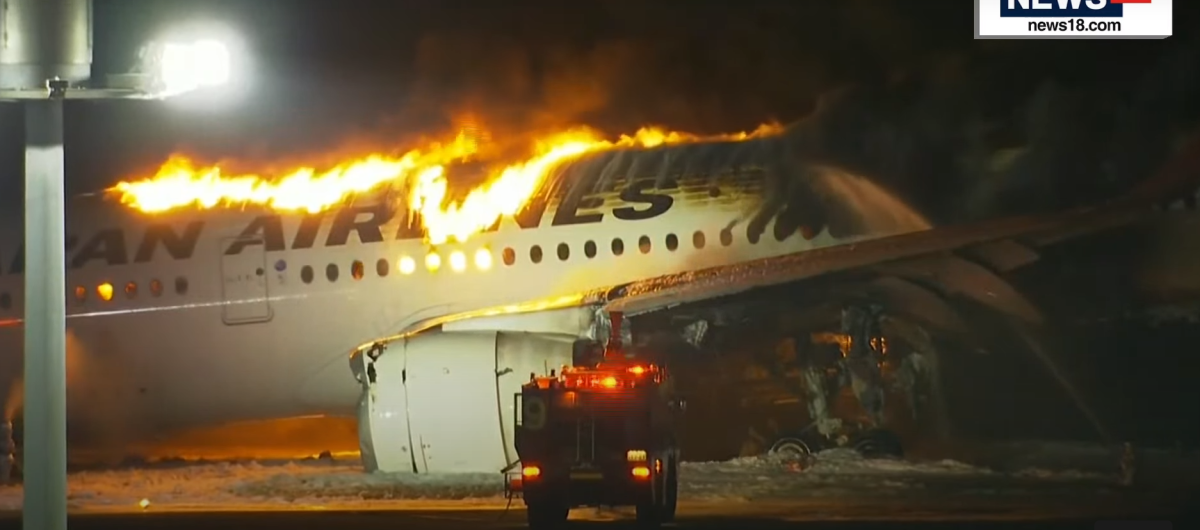 Giappone, un aereo prende fuoco mentre sta atterrando: paura all’aeroporto di Tokyo| VIDEO