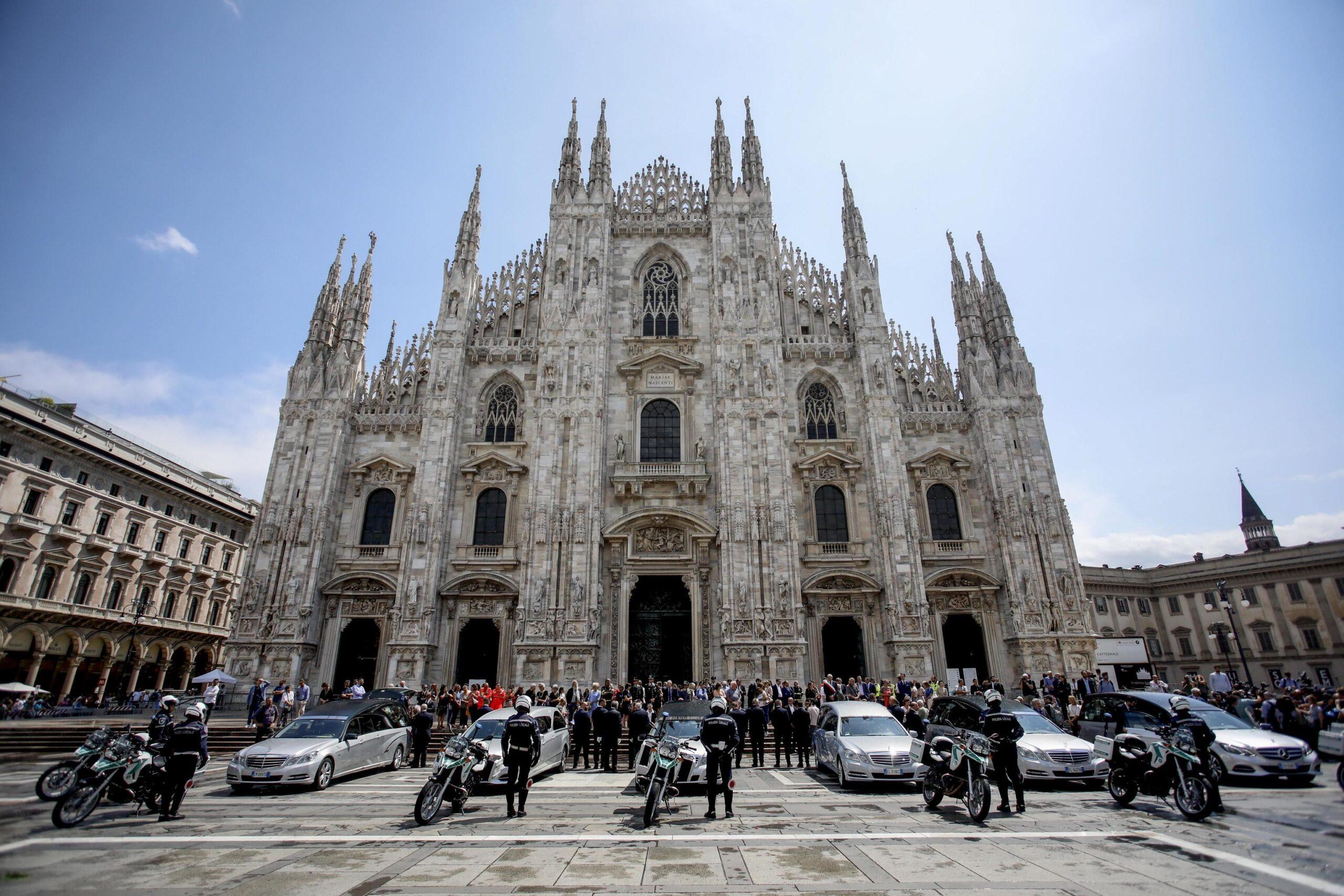 Milano, spunta un misterioso cartellone: “Maria ho trent’anni più di te, se torni ti intesto tutto”