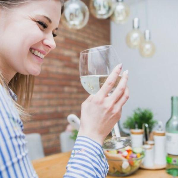 Quanta acqua si può bere durante i pasti e perché berne troppa fa male