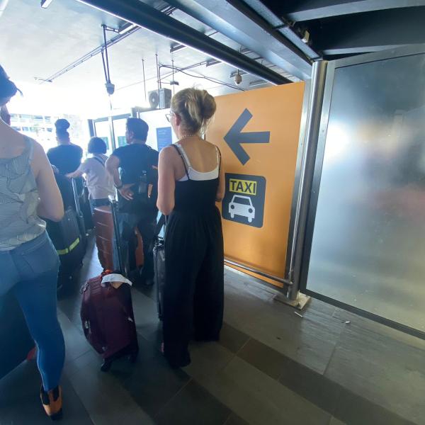 Perché anche nel giorno del gran rientro dalle vacanze a Fiumicino non c’erano i taxi sufficienti? Hallissey (Radicali italiani): “Io continuerò a dare i passaggi gratis”