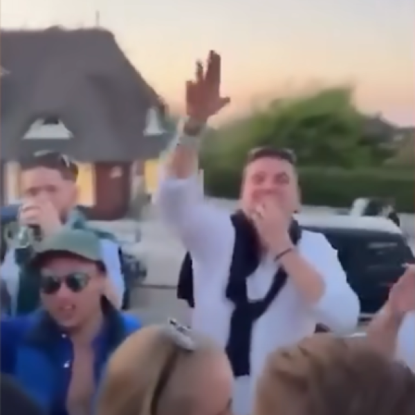 Germania, ‘L’Amour Toujours’ di Gigi D’Agostino diventa un coro razzista in una festa a Sylt | VIDEO