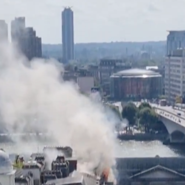 Inghilterra, incendio sul tetto della Somerset House di Londra: mobilitati un centinaio di pompieri | VIDEO