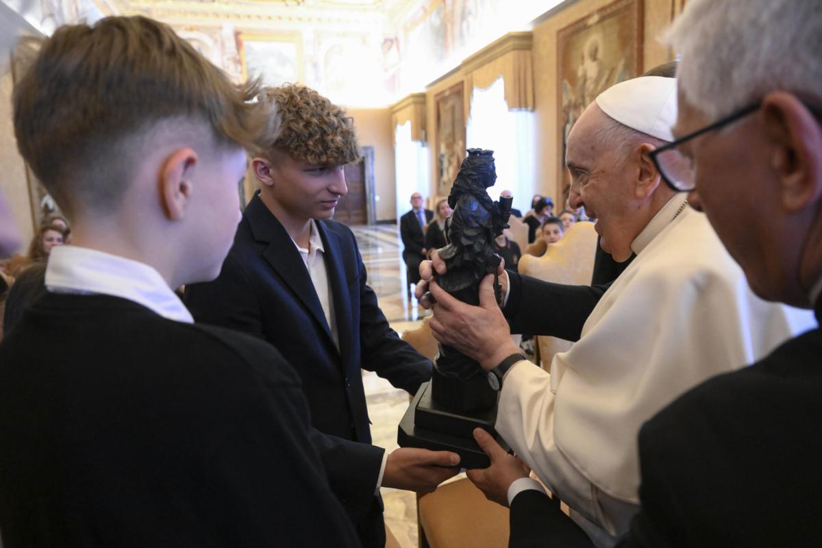 Papa Francesco, dimesso dal Gemelli: “Come sto? Sono ancora vivo!”