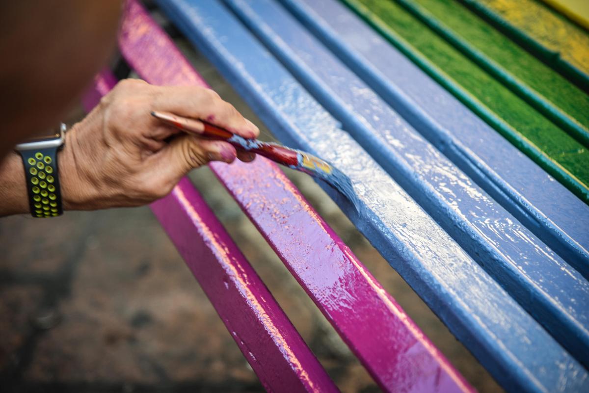 “No ai gay”, vandalizzata panchina arcobaleno a Milano con scritte …