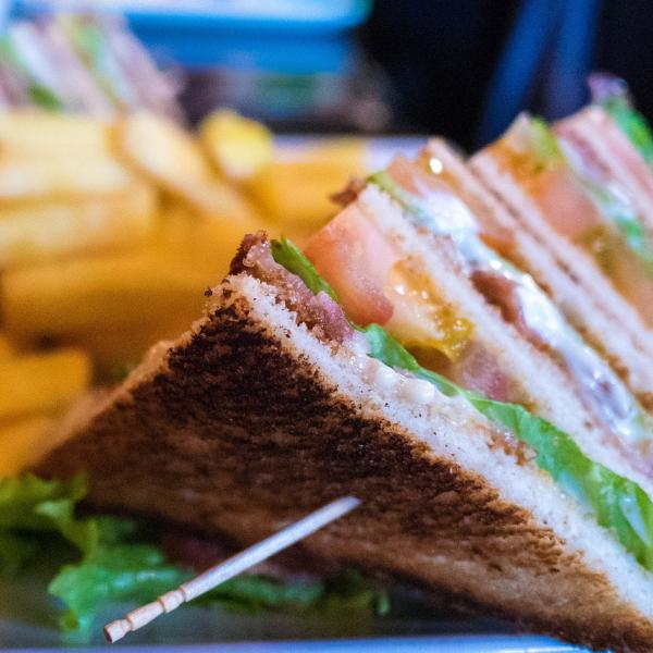 Club sandwich, ricetta originale e variante al salmone