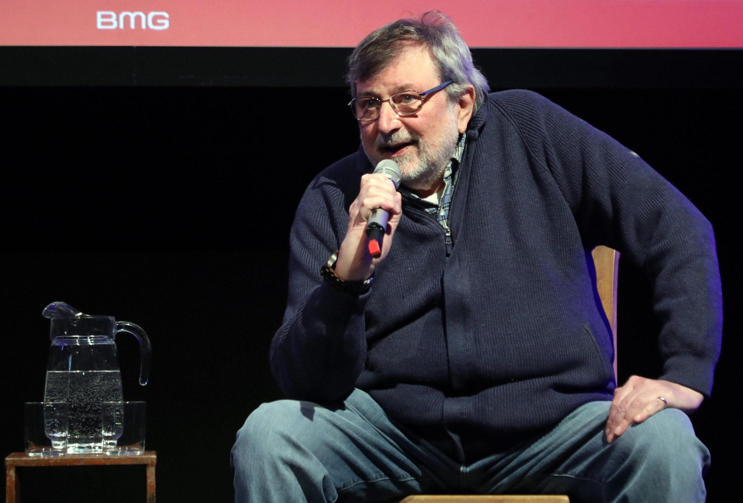 Guccini: “dopo Grillo, Salvini e Berlusconi, l’Italia proverà la Meloni. Ma durerà poco”.