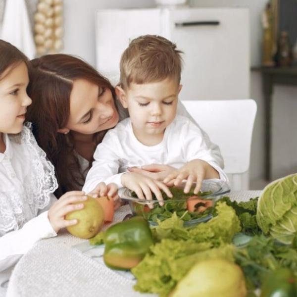 Quali sono i rischi di una dieta vegana per i bambini piccoli, i medici mettono in guardia