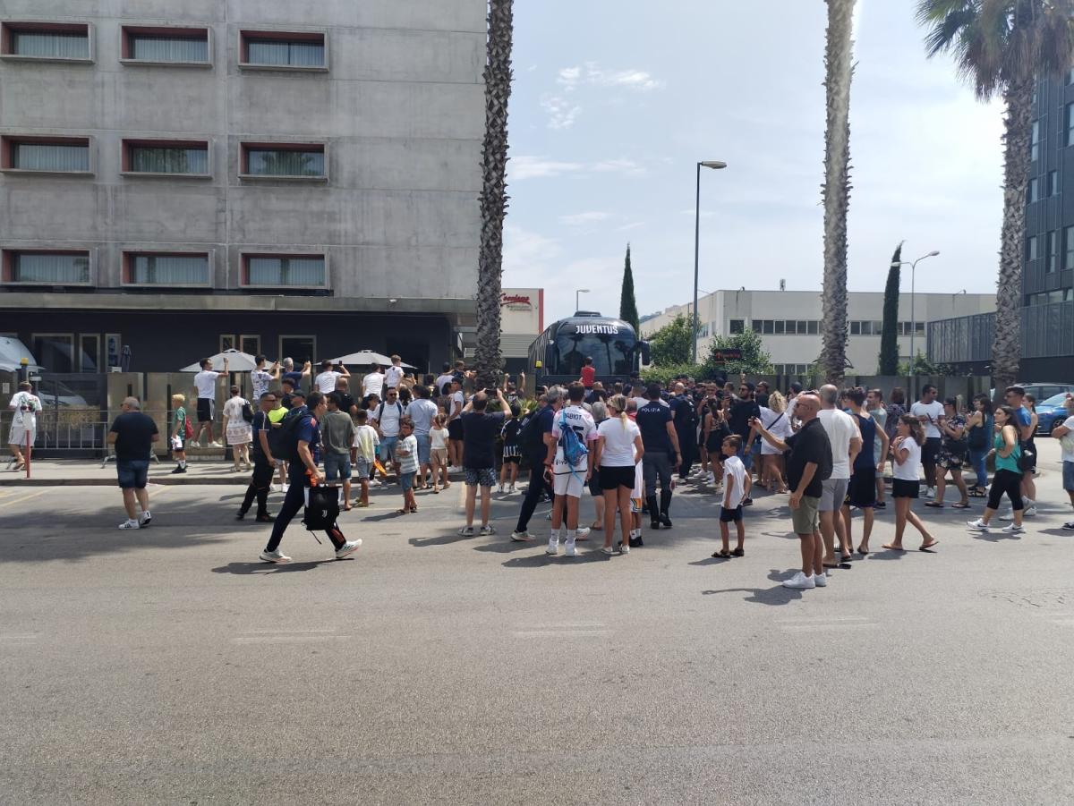 Juventus, il pullman dei bianconeri arriva a Pescara per l’amichevole contro il Brest | VIDEO