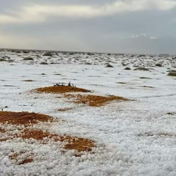 Deserto dell’Arabia Saudita imbiancato, non è neve ma è grandine: la causa dell’evento straordinario