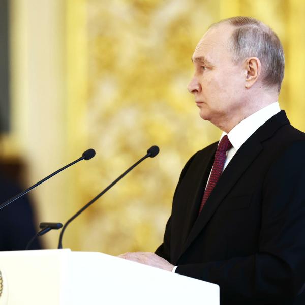 Strage a Mosca, Putin rassicura la nazione e punta il dito contro l’Ucraina: “Non cederemo al panico. Necessario collaborare per la lotta al terrorismo”