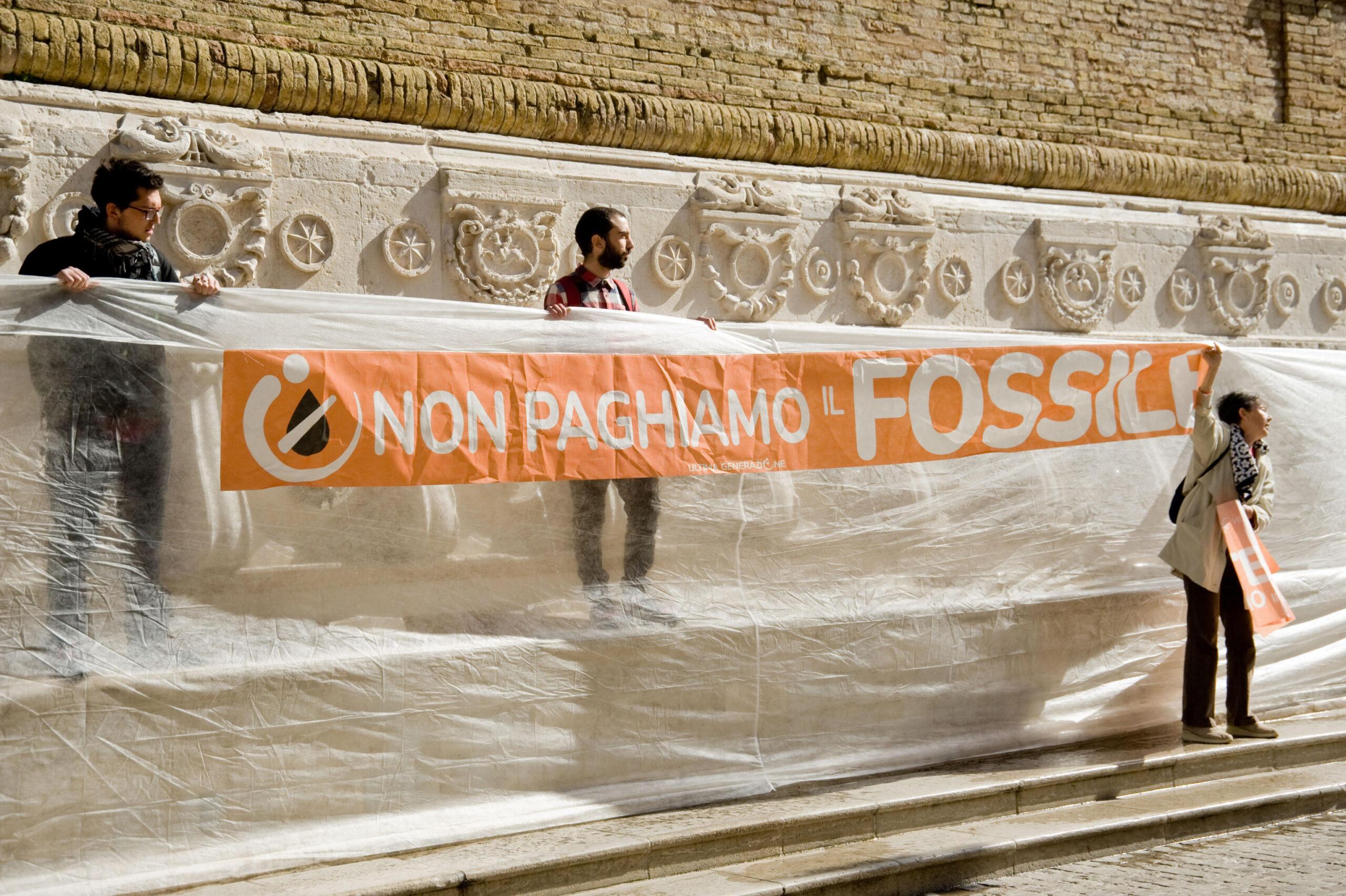 Corteo a Roma Ultima Generazione per dire “Basta al fossile”, l’intervista ad un’attivista del movimento | VIDEO