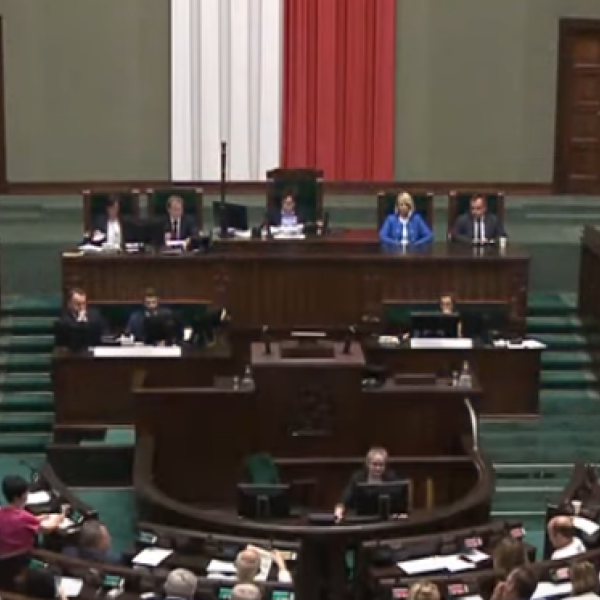 Polonia, il Parlamento boccia il disegno di legge per depenalizzare l’aborto: 218 voti contrari e 215 favorevoli, la destra applaude | VIDEO E FOTO