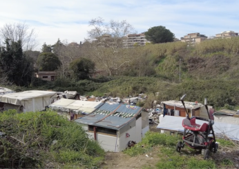 Roma degrado a Primavalle, baraccopoli a Via Bembo: montagne di rifiuti, roghi tossici e via vai di furgoni | VIDEO SHOCK