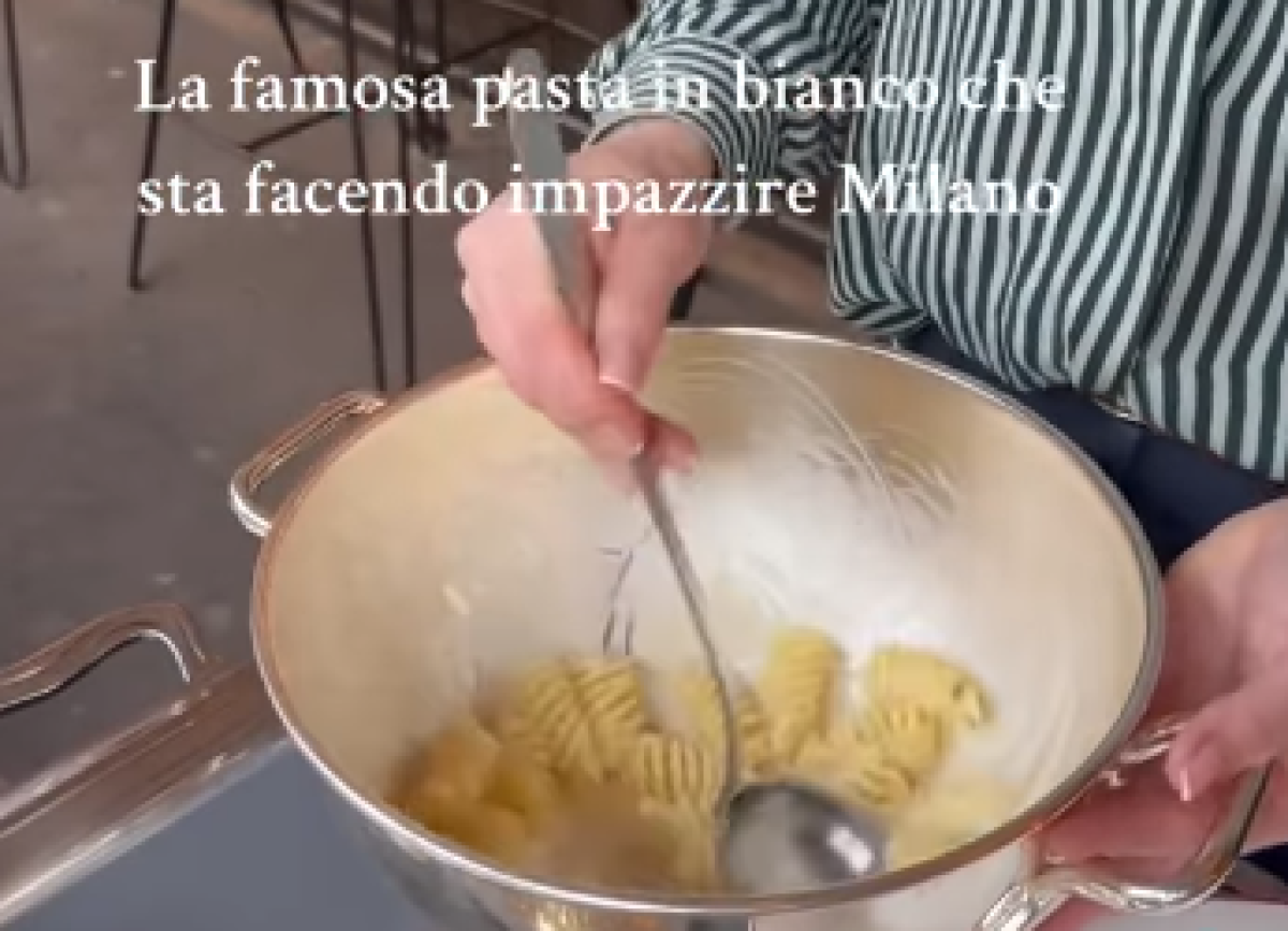 Pasta in bianco in un ristorante di Milano a 26 euro, polemica sui social: “Da pazzi, la faccio meglio io!”