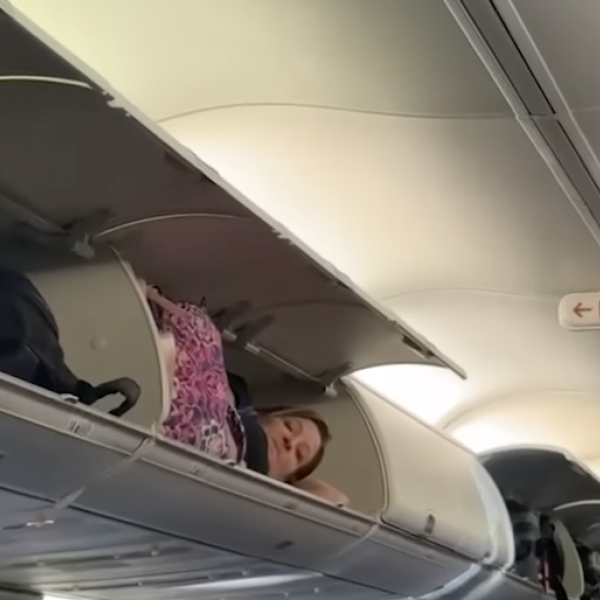 Usa, donna si rilassa nella cappelliera di un aereo della Southwest Airlines ad Albuquerque e diventa virale su TikTok | VIDEO