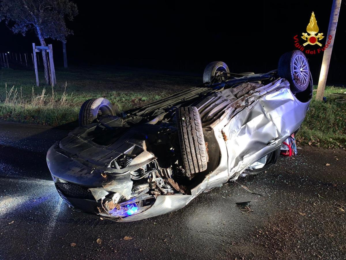 Auto termina fuori strada e si ribalta nel Tarantino: morta una don…