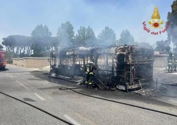 Roma, ennesimo bus in fiamme. Il sindaco Gualtieri tace mentre i disservizi di Atac e Ama avanzano