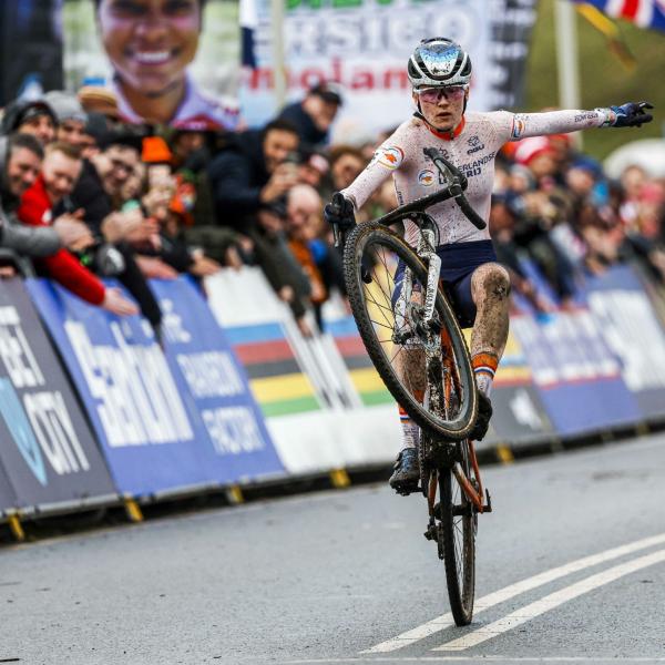 Mondiali ciclocross, dominio olandese: Van Empel si riconferma, 6/a Casasola