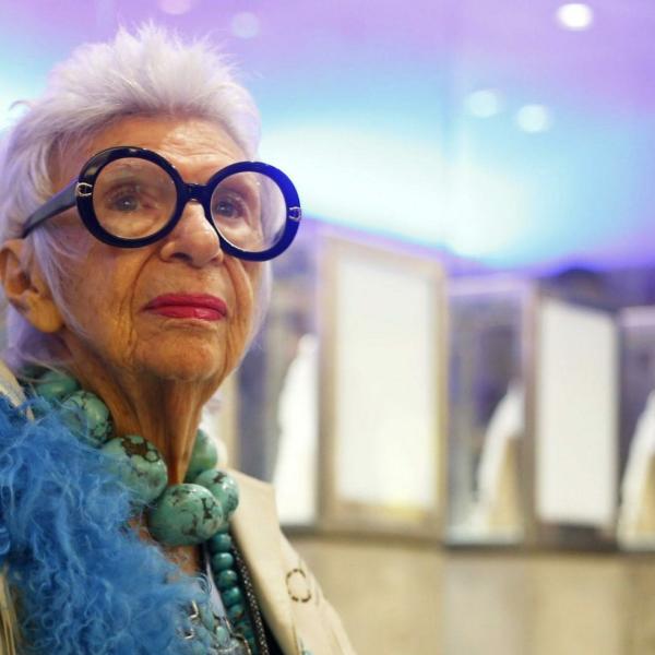 Addio a Iris Apfel: età, causa morte, patrimonio, marito e figli dell’icona di stile newyorkese