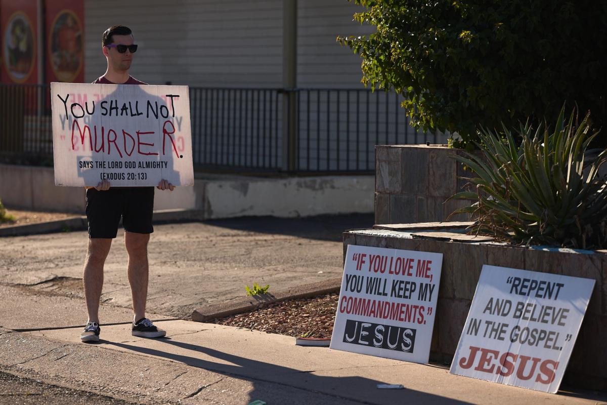 Usa, il Senato dell’Arizona vota per l’abrogazione di una legge che vieta l’aborto del 1864: manca solo la firma del governatore Hobbs