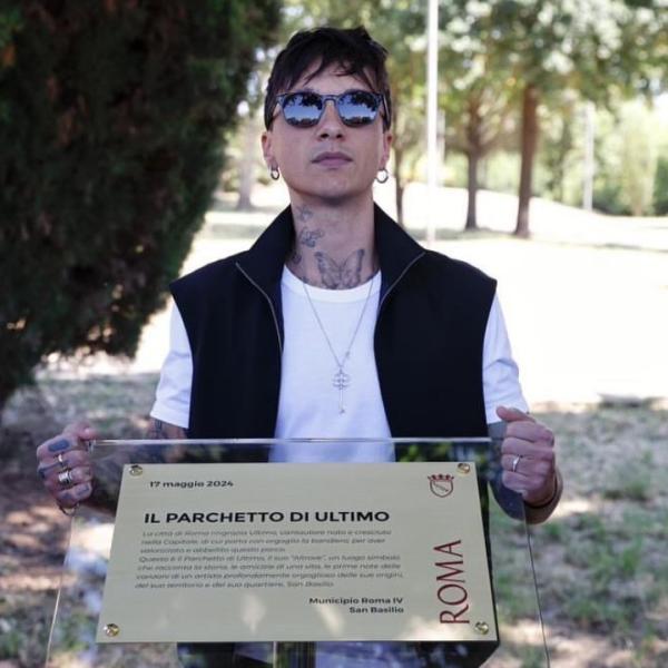 Inaugurato “Il parchetto di Ultimo” a San Basilio, il cantante romano ha duettato con il sindaco Gualtieri il nuovo singolo “Altrove”