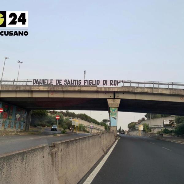 Roma, nuovo striscione per Daniele De Santis: “Figlio di Roma” appare sul cavalcavia a via Boccea | FOTO