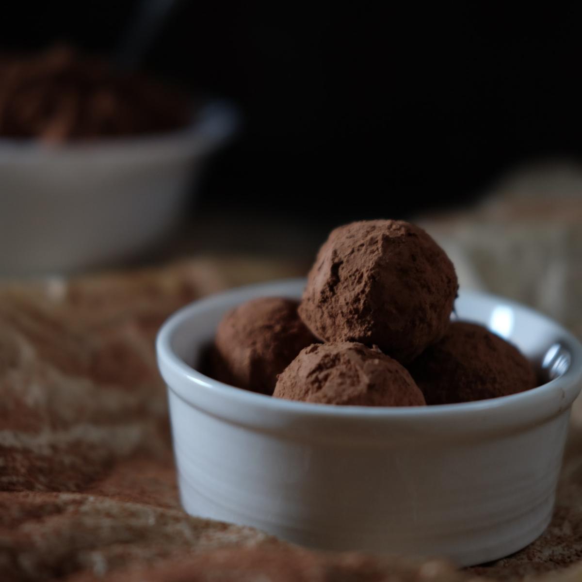 Come fare in casa il gelato tartufo nero, dolce perfetto per l’estate