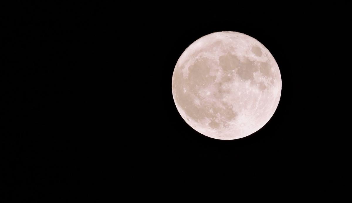 Luna piena delle fragole, significato e come affrontare il 22 giugno 2024