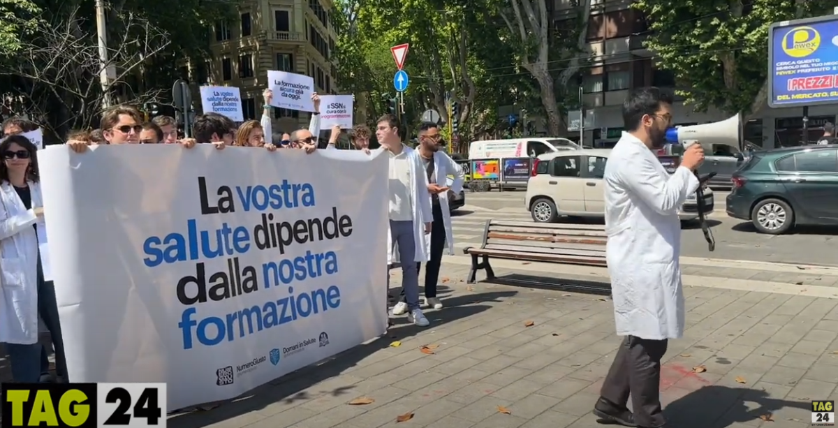 Manifestazione pro numero chiuso a medicina a Roma, studenti e specializzandi: “Va difeso. Il futuro della sanità è nella formazione”| VIDEO