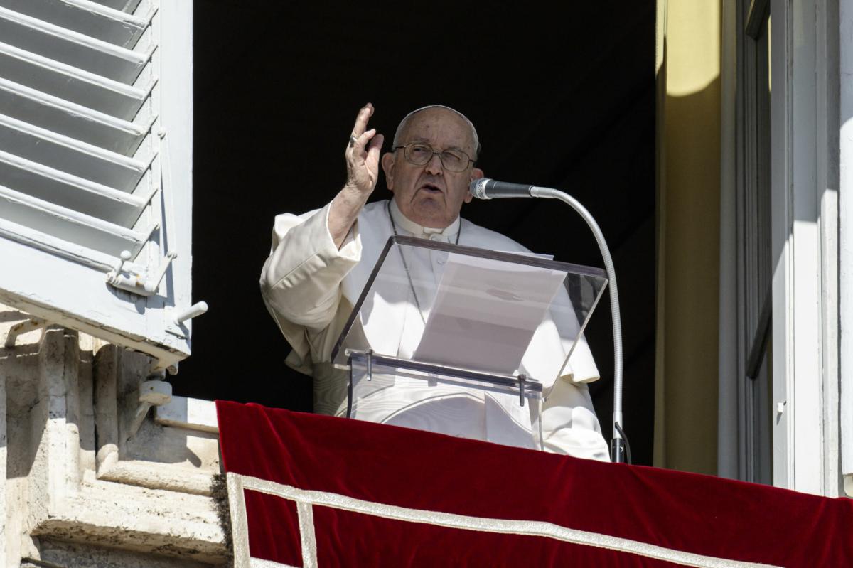 Papa Francesco all’Angelus: “Superiamo  le divisioni ideologiche, ogni vita ha valore”