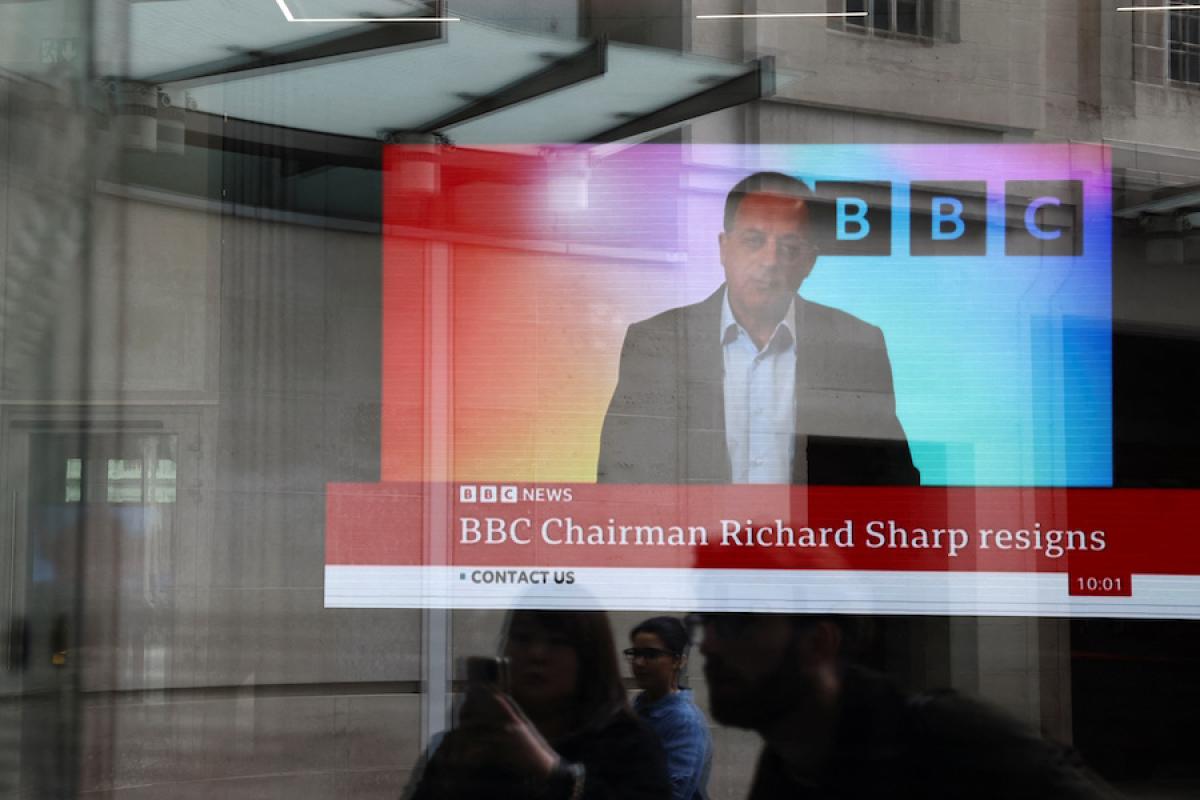 BBC, il presidente Richard Sharp si dimette: ha agevolato un presti…