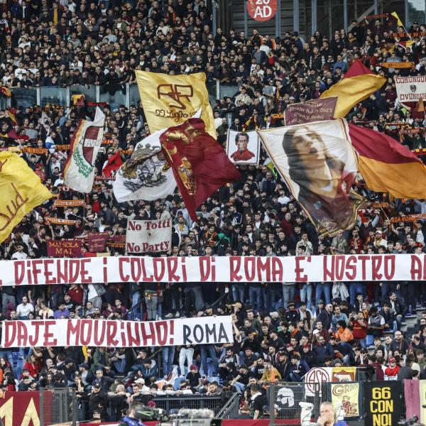 Roma Sassuolo i tifosi sostengono José Mourinho con striscioni e panolada | VIDEO