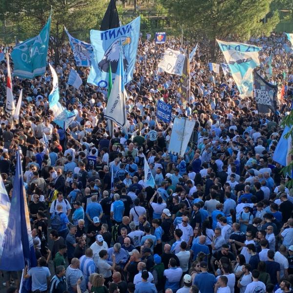 “Liberaci dal male”, lo striscione dei tifosi della Lazio contro Lotito che da Roma gira in tutto il mondo. Erano oltre 15 mila a manifestare in corteo e contestare il patron biancoceleste |VIDEO